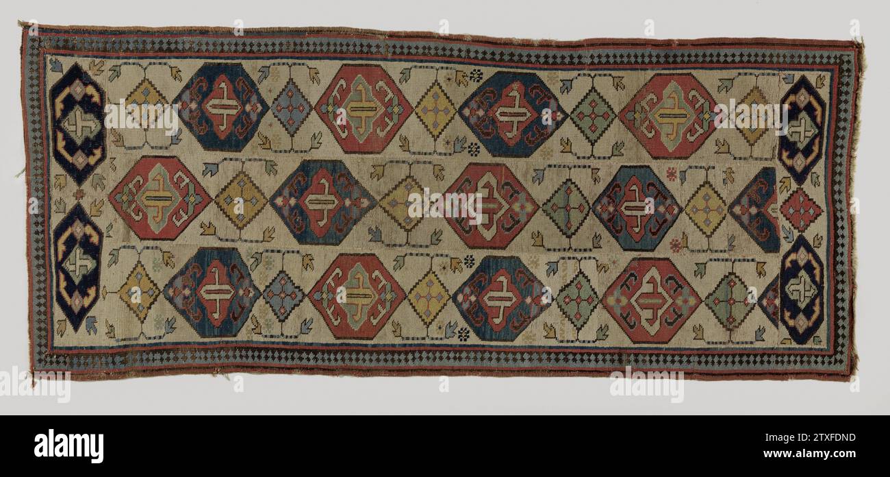 Tappeto Hexagon, karabagh o shirwan, anonimo, 1700 - 1800 tappeto Hexagon, karabagh o shirwan. Midfield: Pista centrale bianca e corsi laterali, sui quali si alternano esagoni a piccole finestre. Gli esagoni a loro volta blu e rosso, le finestre del tubo d'oro, azzurro, giallo chiaro e verde chiaro. Ogni esagono contiene una farina a croce. Rand: Il centro può essere il bordo principale originale del tappeto, uno dei quali è presente, da inclinazione reciproca in ponte scuro e blu chiaro. Karabakh (forse) tappeto Hexagon in lana, karabagh o shirwan. Midfield: Pista centrale bianca e corsi laterali, su cui si trova l'esadecimale Foto Stock