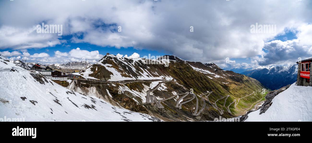 Una vista dalla cima del passo dello Stelvio vicino Bormio, Italia Foto Stock