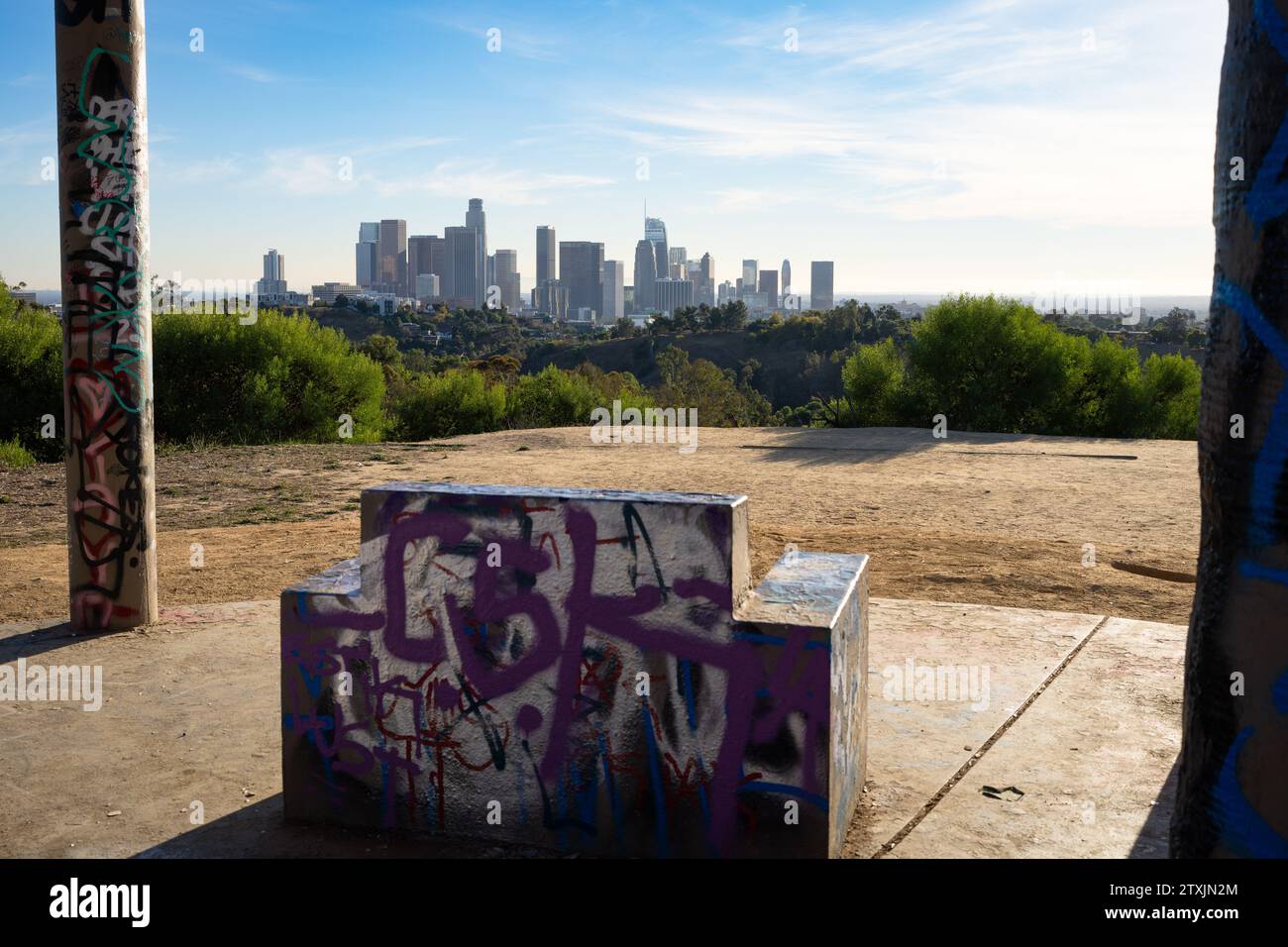 Sedia con graffiti affacciata sullo skyline di Los Angeles Foto Stock