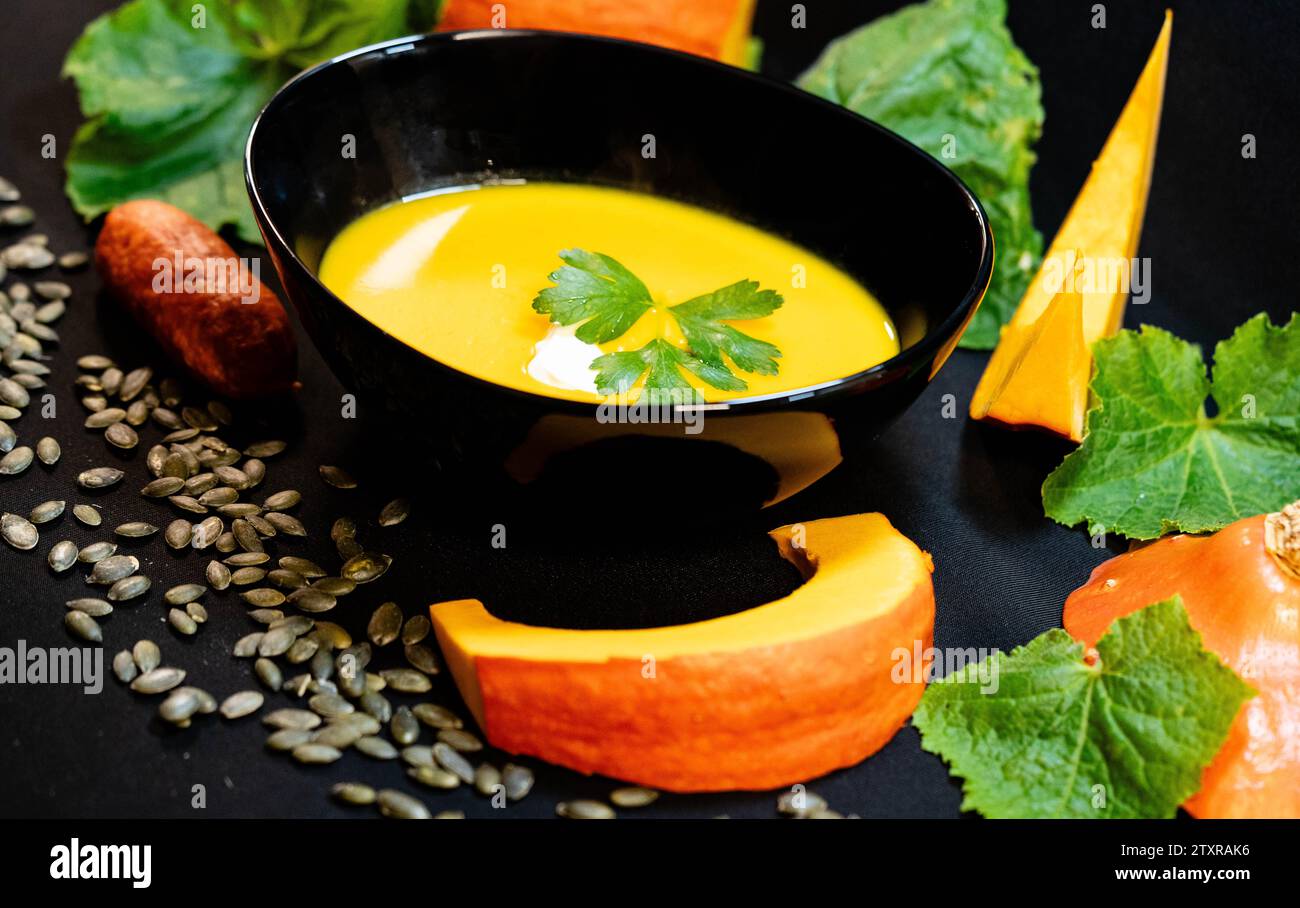 Hokkaido pumkin cucurbita maxima all'arancia per una zuppa di zucca Foto Stock