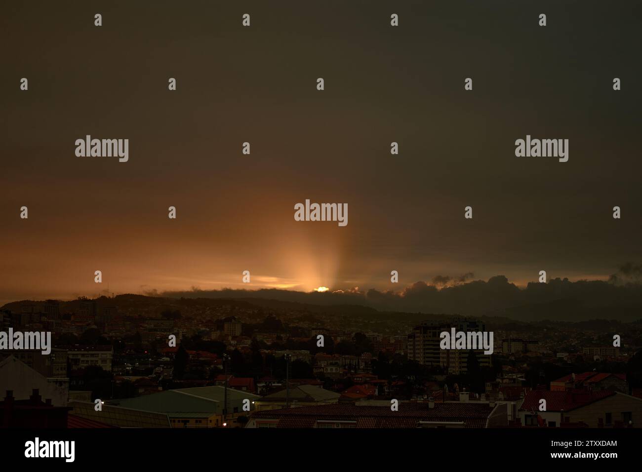 Alba nella città di Vigo che forma un fascio di luce Foto Stock