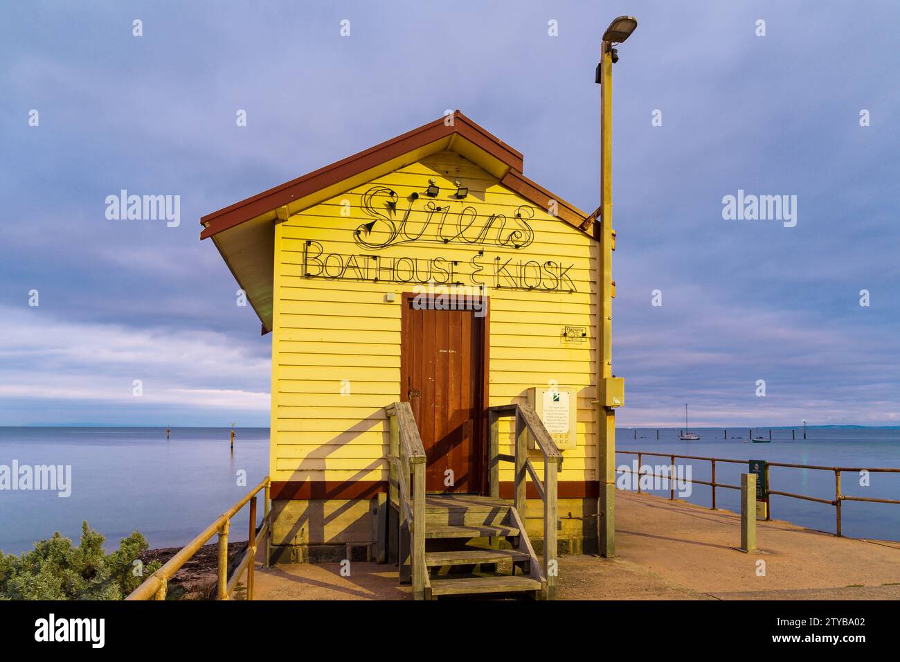 Un chiosco di legno alla fine di un molo costiero in St. Leonards sulla penisola Bellarine a Victoria, Australia Foto Stock