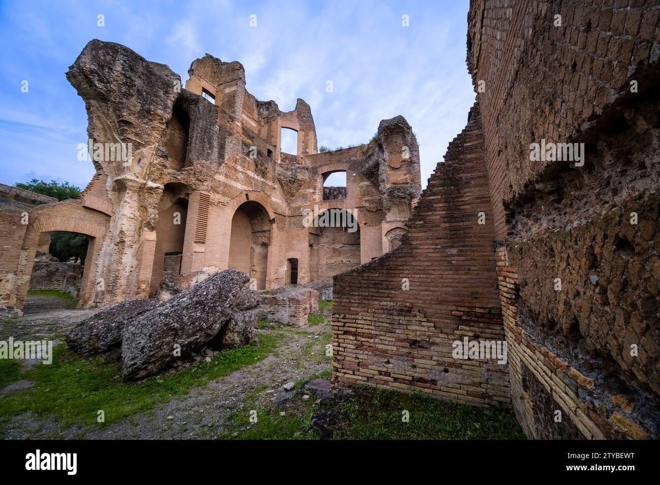 Cortile delle biblioteche nella Villa Adriana, Villa Adriana, resti di un grande complesso di ville costruito intorno al 121 d.C. dall'imperatore romano Adriano. Foto Stock