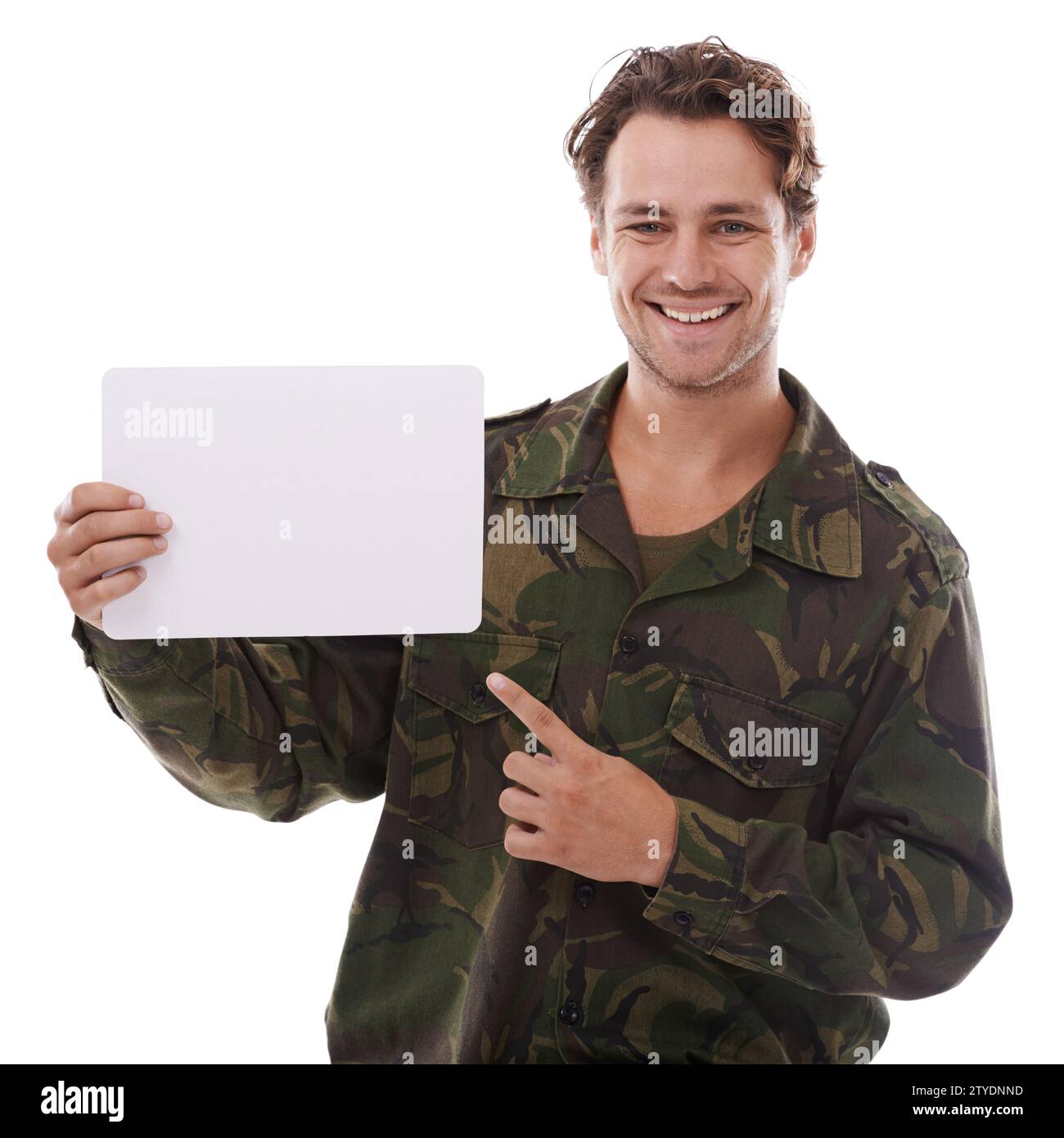 Uomo con poster, reclutamento militare e pubblicità su sfondo bianco con patriota e sorriso in ritratto. Mockup dell'esercito, banner di annuncio e. Foto Stock
