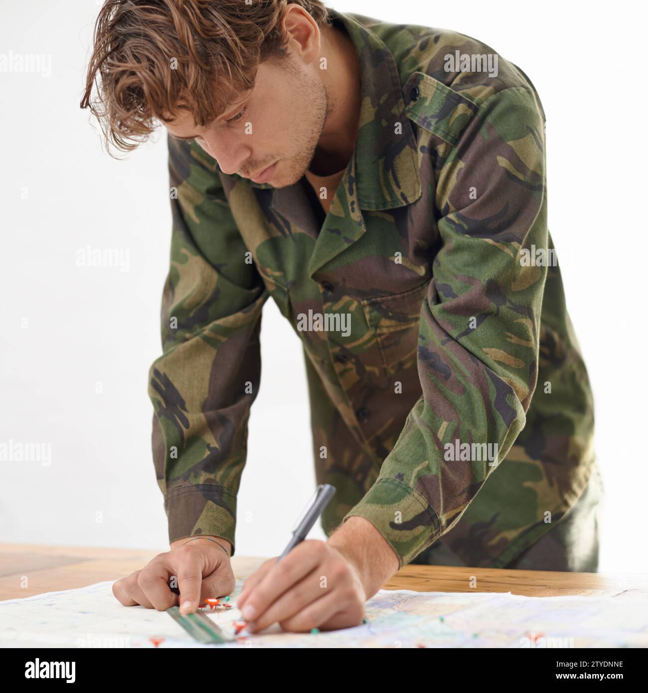Soldato che scrive sulla mappa, piano d'attacco dell'esercito ed eroe in uniforme con obiettivi operativi per missioni in guerra. Militare su sfondo bianco, strategia Foto Stock