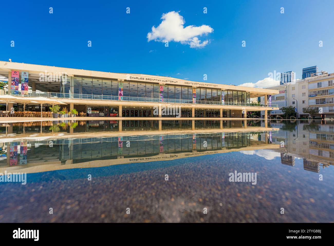 Tel Aviv, Israele. 30 settembre 2023. Charles Bronfman Auditorium riflesso sull'acqua. È la più grande sala concerti della città Foto Stock