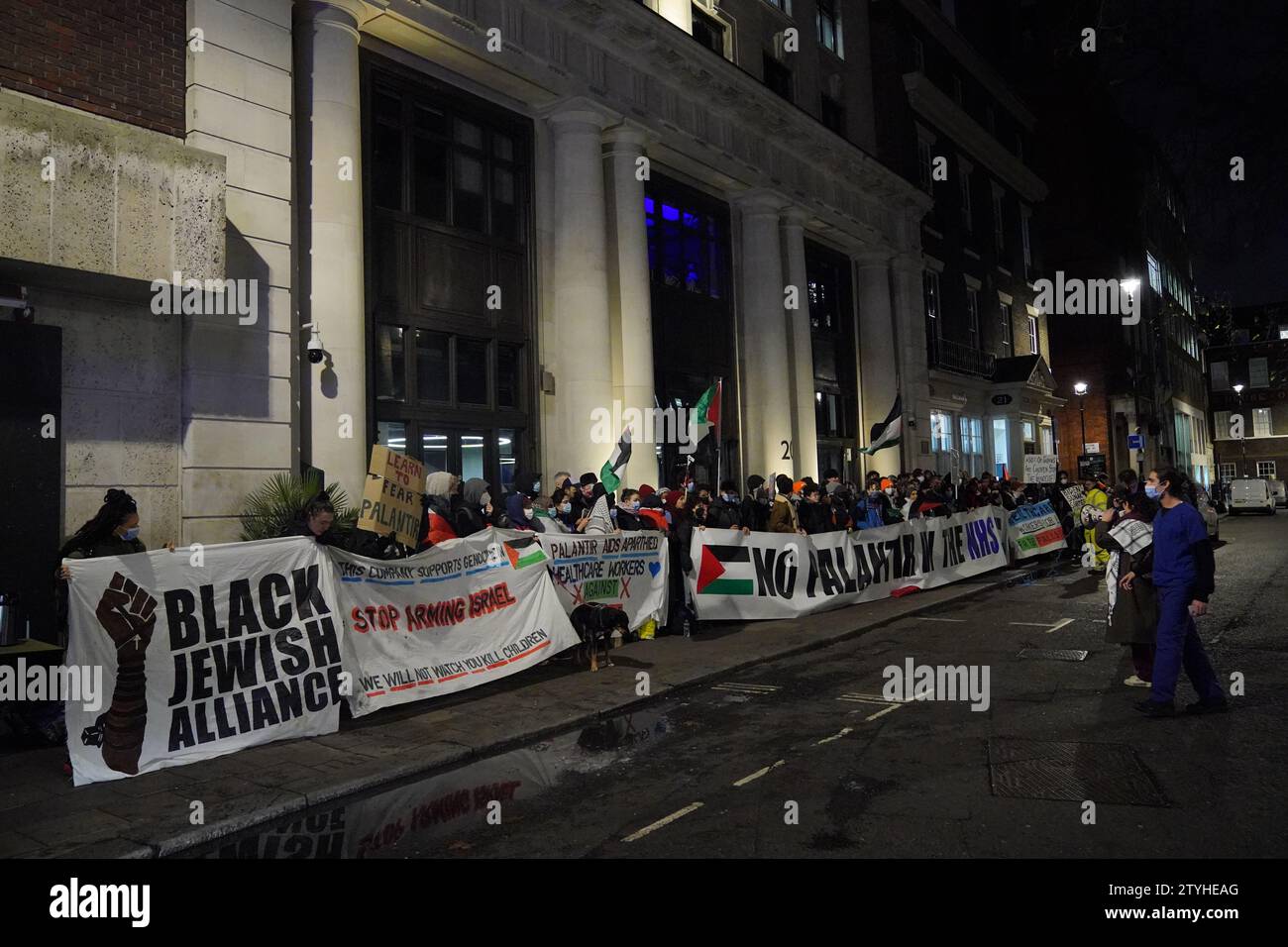 Gli operatori sanitari formano un blocco a Soho Square durante una protesta fuori dalla sede londinese del gigante tecnologico statunitense Palantir, che il mese scorso ha ricevuto un contratto da 330 milioni di sterline da NHS England per creare un nuovo sistema di gestione dei dati chiamato piattaforma dati Federata. Data immagine: Giovedì 21 dicembre 2023. Foto Stock