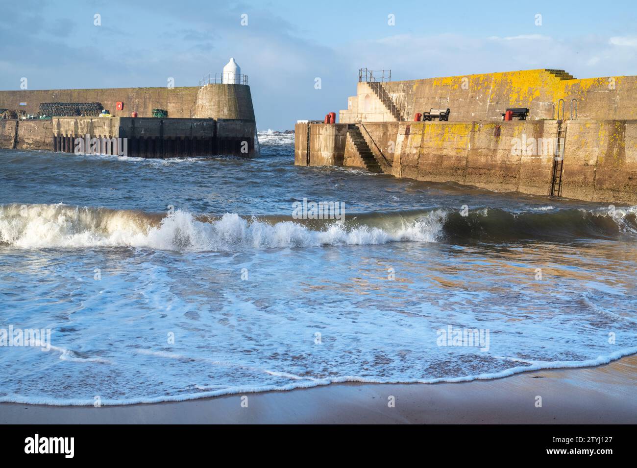 Porto di Findochty lungo la costa con un mare turbolento. Findochty, Morayshire, Scozia Foto Stock