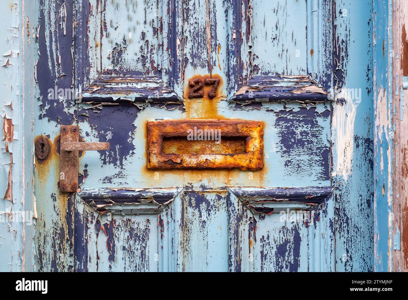 Vecchia porta della casa blu in legno arrugginito. Scozia Foto Stock