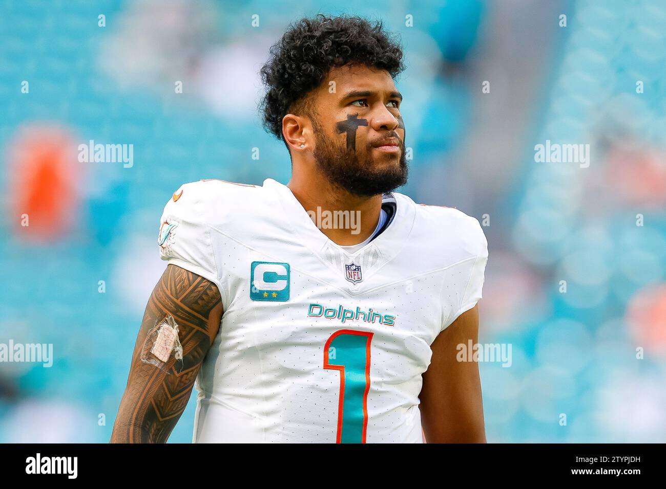 Il quarterback dei Miami Dolphins tua Tagovailoa (1) si riscalda prima di una gara della stagione regolare contro i New York Jets, domenica 17 dicembre 2023, ad ha Foto Stock