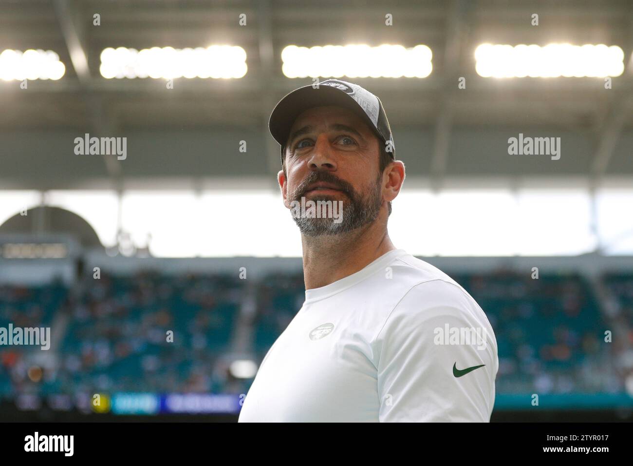 Il quarterback di New York Aaron Rodgers cammina sul campo prima di una gara della stagione regolare contro i Miami Dolphins, domenica 17 dicembre 2023, ad ha Foto Stock