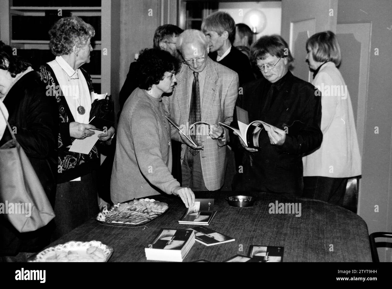 Presentazione della visione futura di Haarlem "in vista del dopodomani", Haarlem, Koningstraat, Paesi Bassi, 22-12-1998, Whizgle News dal passato, su misura per il futuro. Esplora le narrazioni storiche, l'immagine dell'agenzia olandese olandese con una prospettiva moderna, colmando il divario tra gli eventi di ieri e quelli di domani. Un viaggio senza tempo che delinea le storie che plasmano il nostro futuro. Foto Stock
