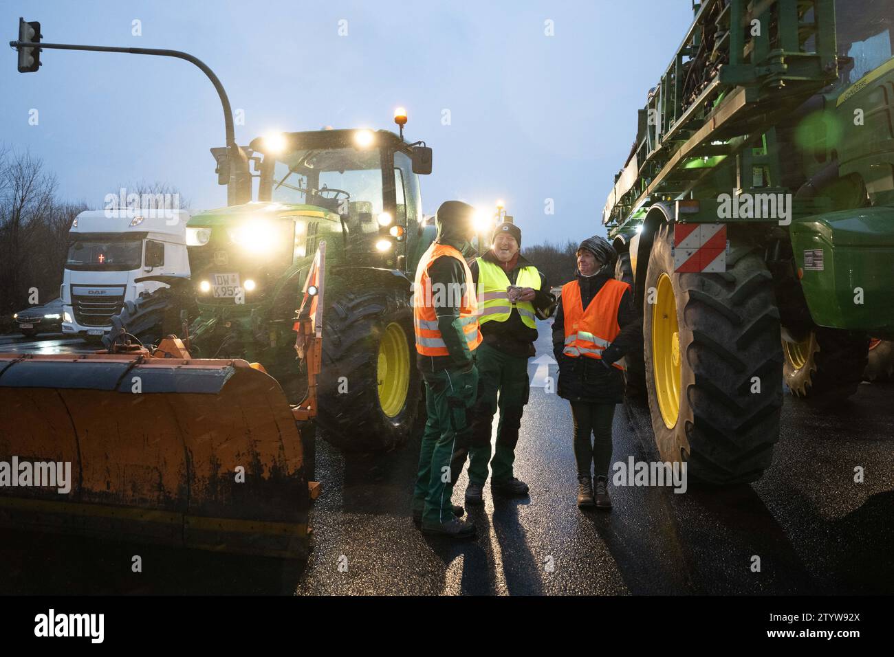 Dresda, Germania. 21 dicembre 2023. Gli agricoltori con trattori bloccano una strada di accesso autostradale all'Autobahn 17 in segno di protesta contro la prevista abolizione delle agevolazioni fiscali da parte del governo federale, in particolare l'abolizione delle agevolazioni fiscali per il gasolio agricolo. Credito: Sebastian Kahnert/dpa/Alamy Live News Foto Stock