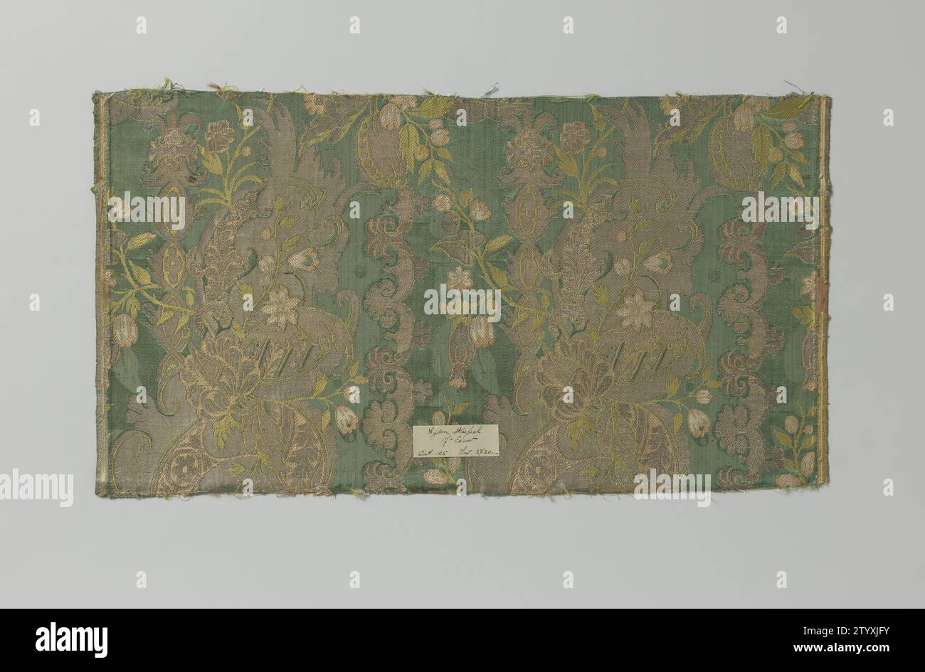 Frammento di seta multicolore, anonimo, c. 1600 - c. 1699 Un frammento di tessuto di seta verde, con diverse figure colorate di seta e filo d'oro e d'argento. Nota: Lati auto; 0,8 cm, 4 mm Effenbinding, 4 mm satinato. Italia (forse) seta. Un frammento di tessuto di seta verde, con diverse figure di seta e filo d'oro e d'argento. Nota: Lati auto; 0,8 cm, 4 mm Effenbinding, 4 mm satinato. Italia (forse) seta. Foto Stock