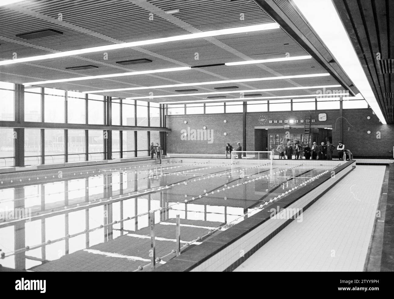 Piscina interna "De Planet", Haarlem, Planetenlaan, Paesi Bassi, 00-12-1971, Whizgle News dal passato, su misura per il futuro. Esplora le narrazioni storiche, l'immagine dell'agenzia olandese olandese con una prospettiva moderna, colmando il divario tra gli eventi di ieri e quelli di domani. Un viaggio senza tempo che delinea le storie che plasmano il nostro futuro. Foto Stock