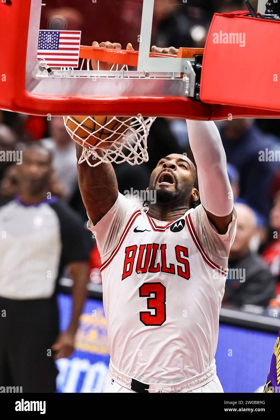 Chicago, Stati Uniti. 20 dicembre 2023. Andre Drummond dei Chicago Bulls sfreccia durante la partita della stagione regolare NBA tra Los Angeles Lakers e Chicago Bulls a Chicago, negli Stati Uniti, 20 dicembre 2023. Crediti: Joel Lerner/Xinhua/Alamy Live News Foto Stock