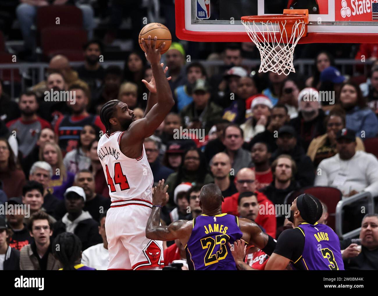 Chicago, Stati Uniti. 20 dicembre 2023. Patrick Williams dei Chicago Bulls sparò durante la partita della stagione regolare NBA tra i Los Angeles Lakers e i Chicago Bulls a Chicago, negli Stati Uniti, il 20 dicembre 2023. Crediti: Joel Lerner/Xinhua/Alamy Live News Foto Stock