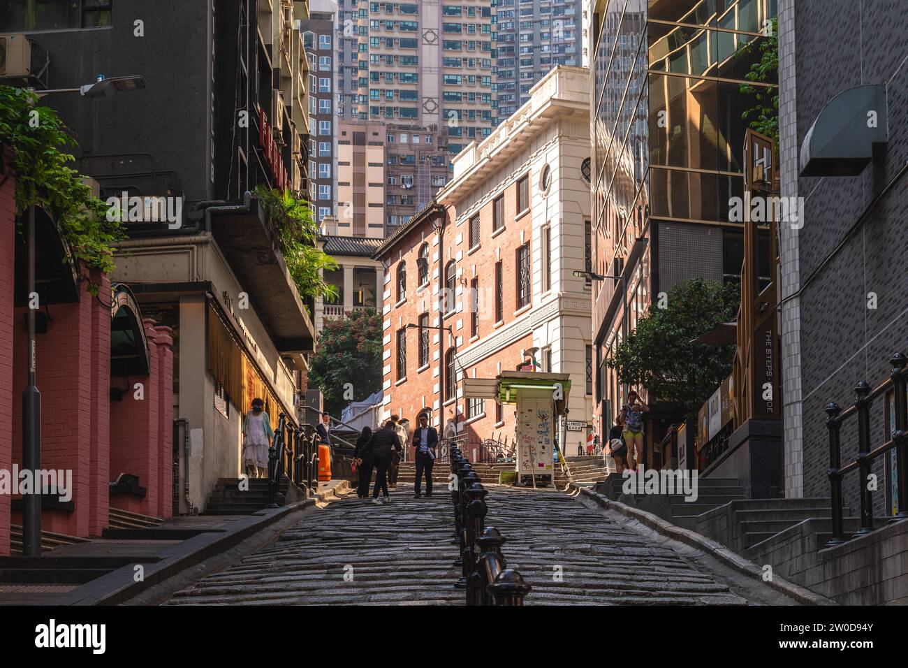 12 dicembre 2023: Pottinger Street, nota anche come Stone Slabs Street, è una strada pavimentata in modo irregolare da gradini di pietra di granito a Central, Hong Kong. Era un nome Foto Stock