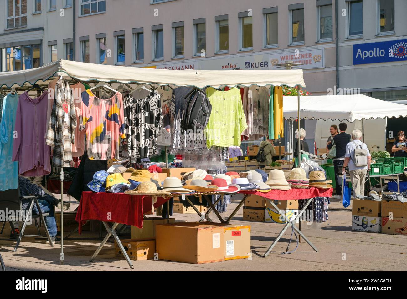 Wochenmarkt, billige Textilien, Stand, AM Markt, Fürstenwalde, Landkreis Oder-Spree, Brandeburgo, Deutschland Foto Stock