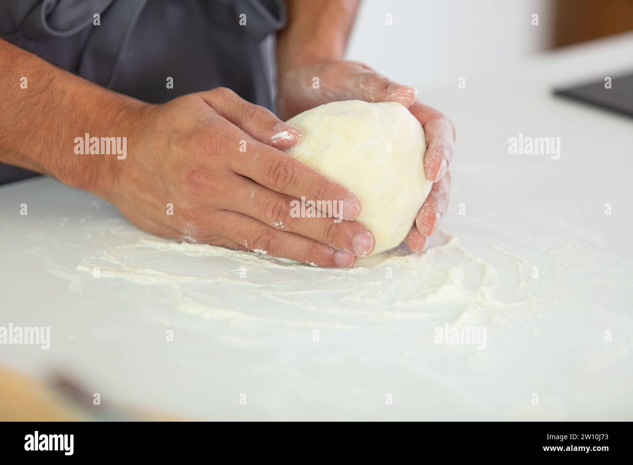 immagine ritagliata di mani che modellano l'impasto Foto Stock