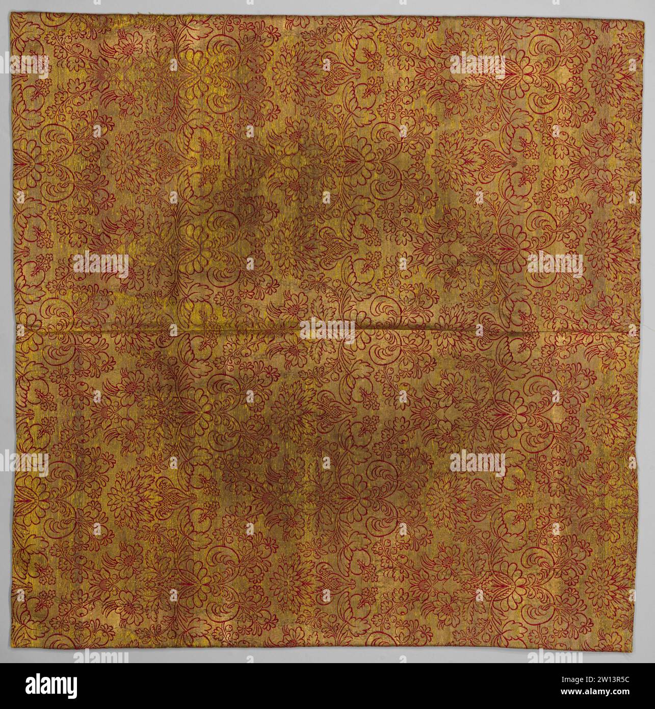 Zijddamast ombreggiato e filo argento, Anonimo, c. 1715 - c. 1725 abito spezzato e filo argento - Zijddamast ombreggiato.Dessin: Motivo a rombi in viti di fiori con disposizione delle foglie in argento, rosa, giallo e rosso su un brodo verde con disegno floreale e foglie. Rivestito con lato giallo. Carta verniciata su cui le lettere ar. Stampato sul retro: 16408. Il tessuto viene intrattenuto in un tappeto, composto da due tracce recuperate. Stato: Colore buono: Riparazioni. Seta francese. Abito damascato con filo spezzato e argento - Zijddamast ombreggiato.Dessin: Motivo a diamante fatto di viti floreali con campana di foglie Foto Stock