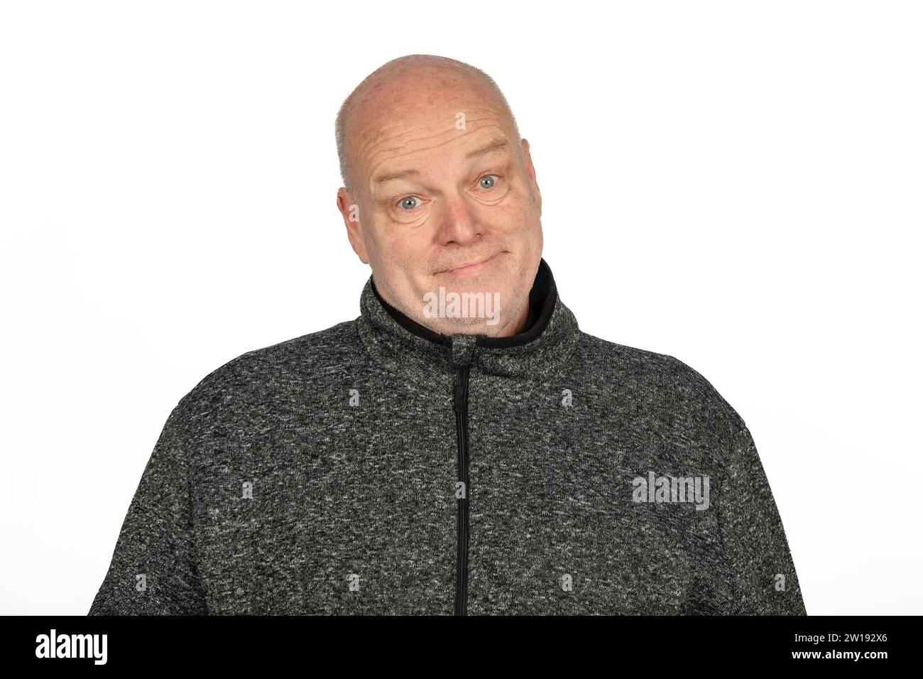 Felice uomo caucasico di mezza età con giacca maglione grigia - Ritratto sorridente su sfondo bianco Foto Stock