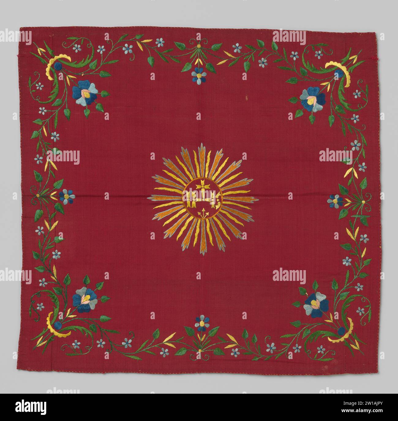 Kelkvelum, c. 1800 - c. 1900 Kelkvelum di con il lato rosso del colpo d'argento sul quale una decorazione policroma di ricami di seta: Al centro una corona a getto in cui le lettere IHS, lungo i bordi dei fiori con fiori e foglie e diagonalmente negli angoli dei rami dei fiori. Rivestimento lato giallo. Nota: Altro numero N11B o M11B ?? seta. Ricamo Kelkvelum con lato rosso a getto d'argento su cui ricamo una decorazione policroma di seta: Al centro una corona a getto in cui le lettere IHS, lungo i bordi dei fiori con fiori e foglie e diagonalmente agli angoli dei rami dei fiori. Lini Foto Stock