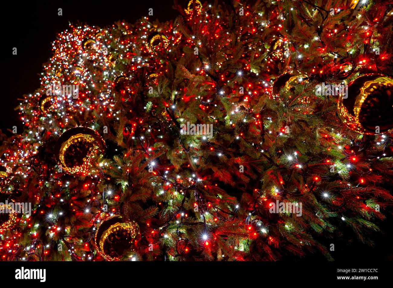 Luci e decorazioni per alberi di Natale al Covent Garden di Londra Foto Stock