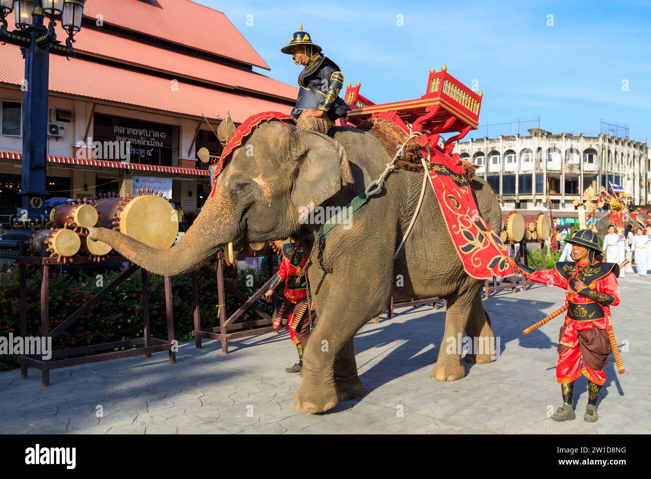 Lampang, Thailandia - 2 dicembre 2023: Cerimonia tradizionale con elefanti e soldati thailandesi vestiti in costume reale per celebrare l'ex re M. Foto Stock