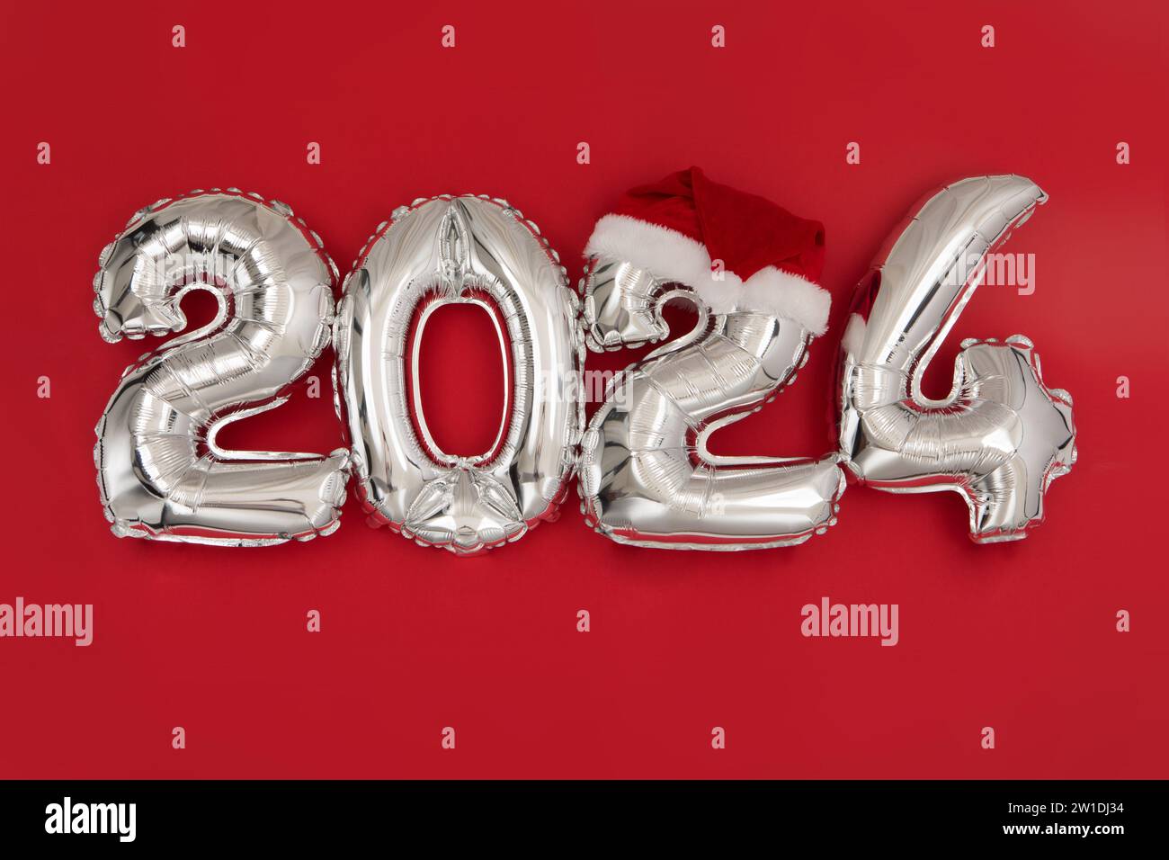 2024 palloncini gonfiabili su sfondo rosso Babbo Natale Foto Stock