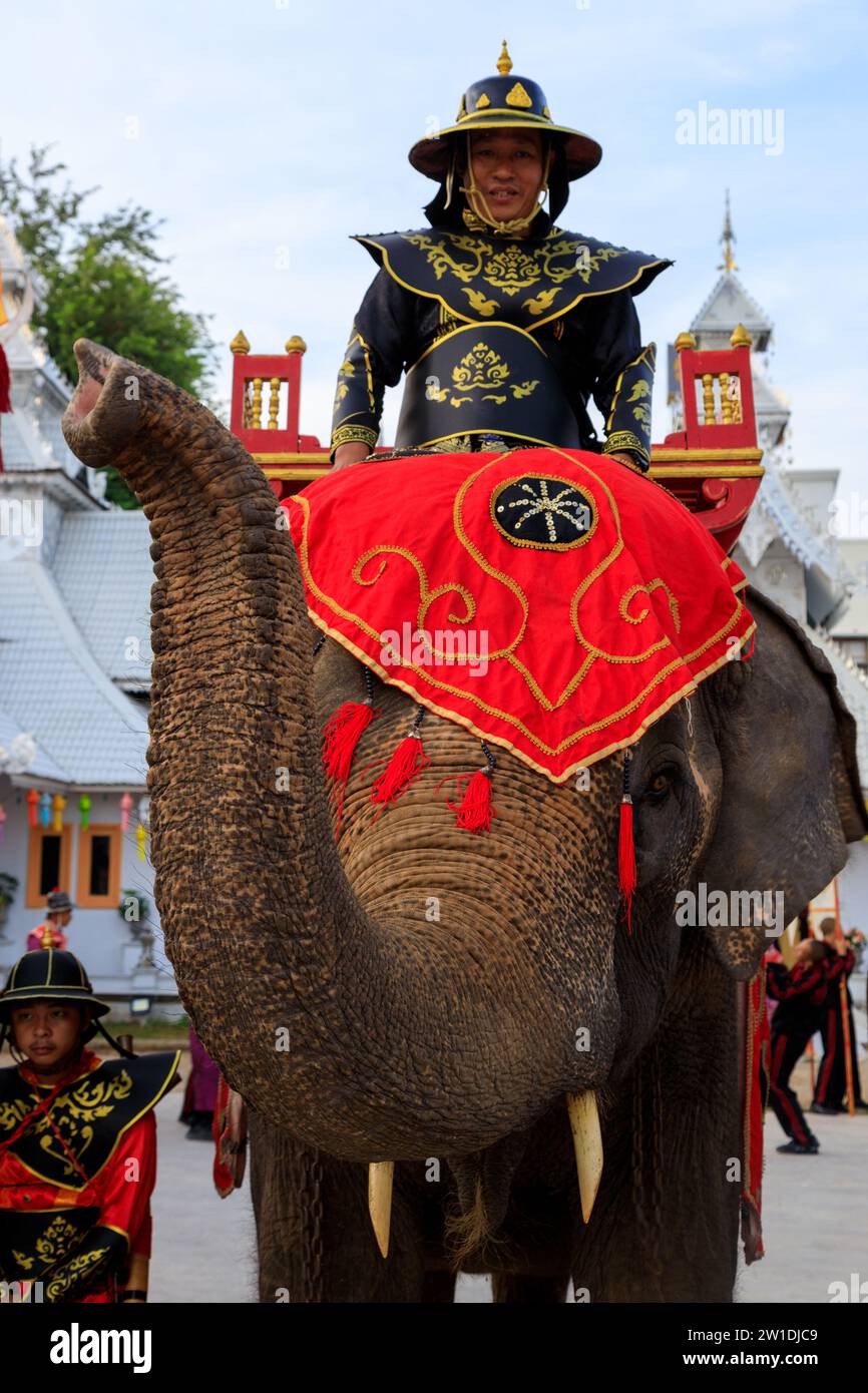 Lampang, Thailandia - 2 dicembre 2023: Cerimonia tradizionale con elefanti e soldati thailandesi vestiti in costume reale per celebrare l'ex re M. Foto Stock