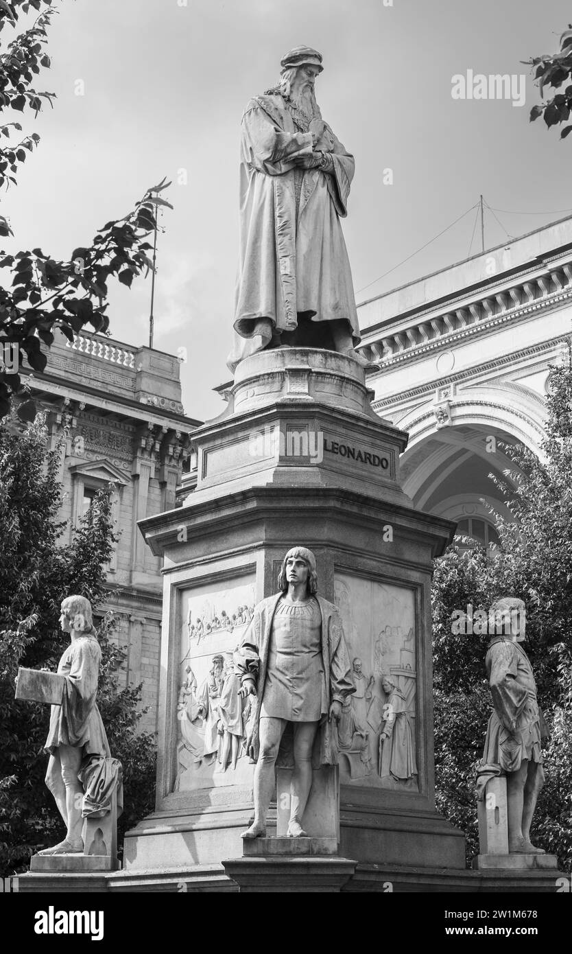 Statua in bianco e nero di Leonardo da Vinci a Milano Foto Stock