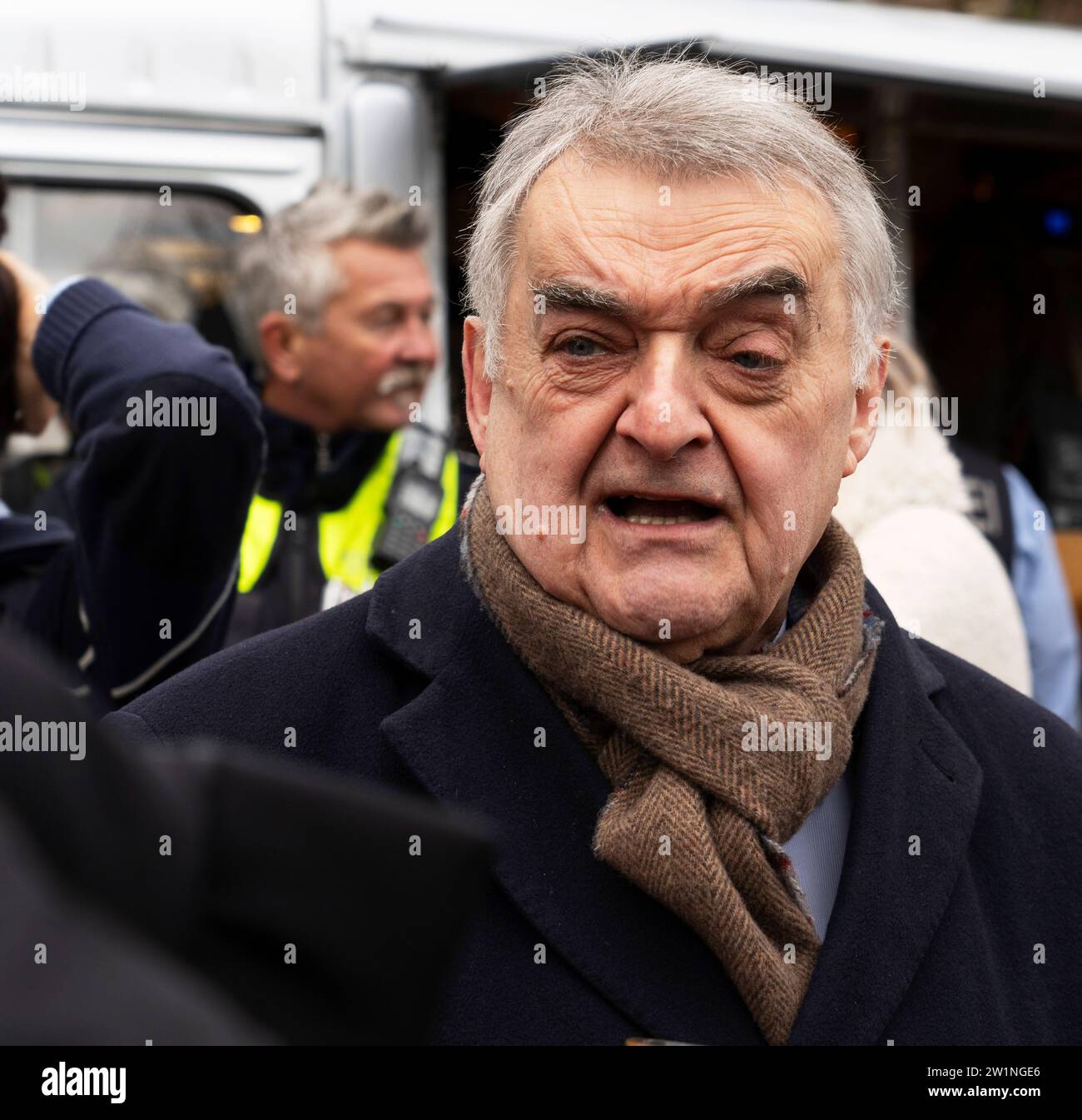 NRW Innenminister Herbert Reul caffè con un poliziotto - Die Polizei lädt ein NRW Innenminister Herbert Reul a Moers. DAS Format des NRW-Innenministeriums caffè con un poliziotto Kaffee mit einem Polizisten macht an verschiedenen Orten in ganz NRW Halt. Bürgerinnen und Bürger können in entspannter Atmosphäre mit der Polizei ins Gespräch kommen. Moers Deutschland Nordrhein-Westfalen / NRW *** NRW Ministro dell'interno Herbert Reul caffè con un poliziotto la polizia vi invita Ministro dell'interno NRW Herbert Reul a Moers il formato del Ministero dell'interno NRW caffè con un caffè poliziotto con un poli Foto Stock