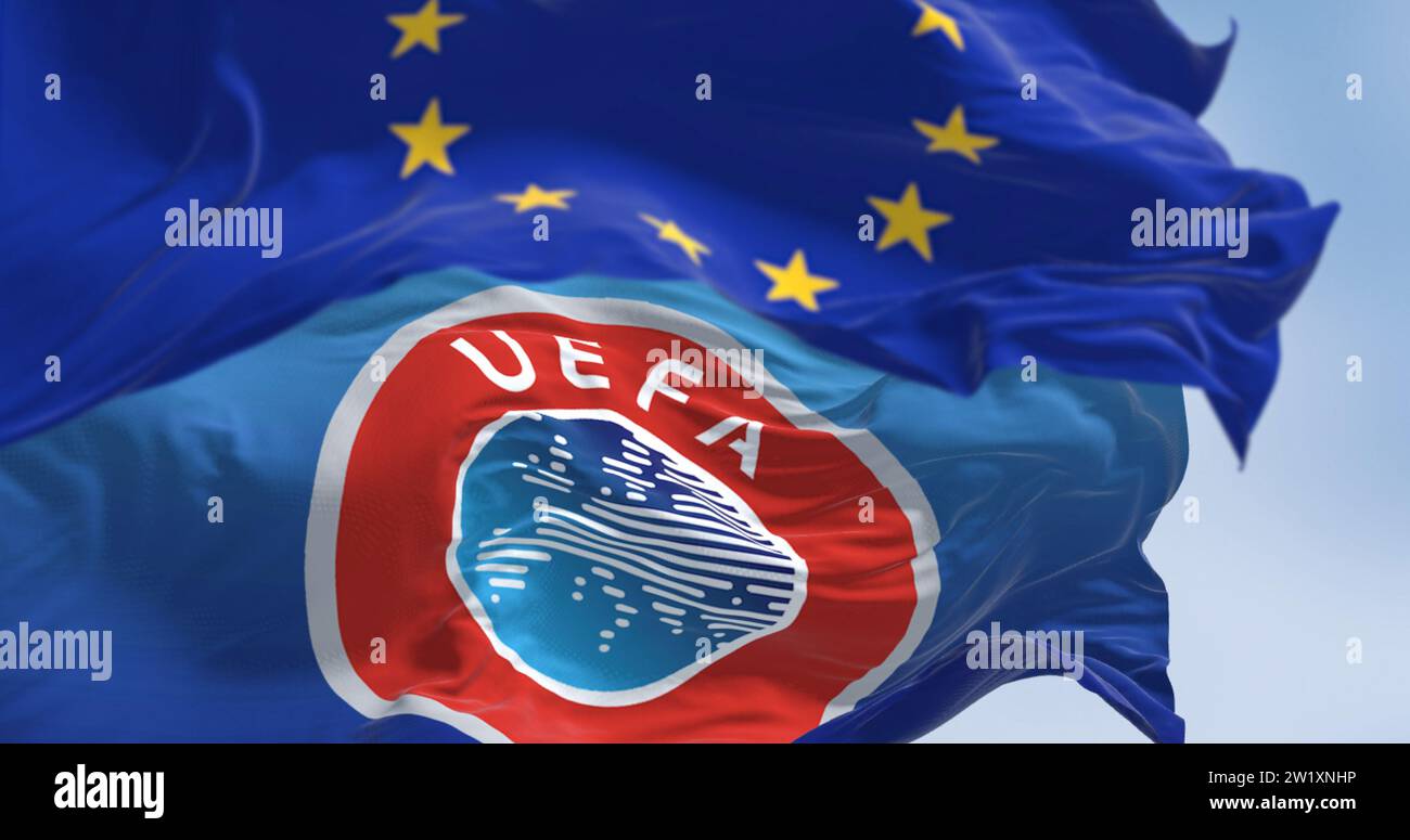 Luxemburg City, LU, 21 dicembre 2023: Primo piano delle bandiere dell'Unione europea e dell'UEFA che sventolano nel vento. Il 2023 dicembre la Corte di giustizia europea dichiara UEFA, FI Foto Stock