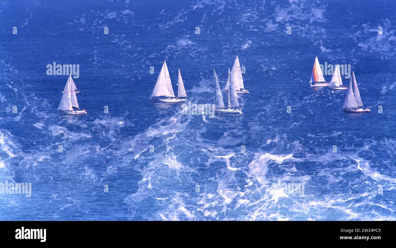 Doppia esposizione di yacht e onde su un blu mare tropicale Foto Stock