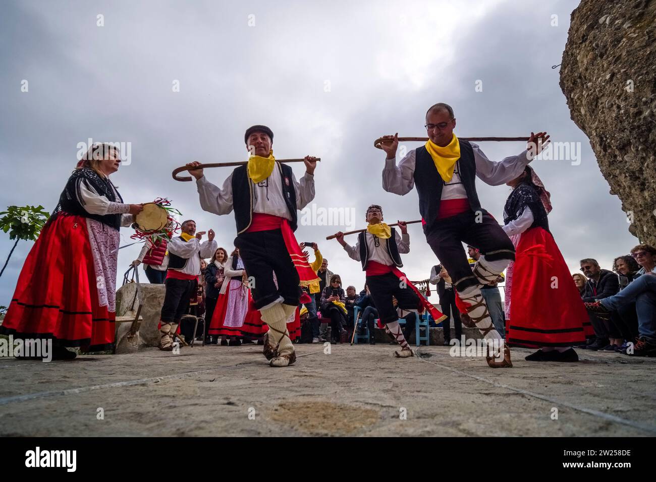 Danze tradizionali a Pentidattilo, eseguite da un gruppo di danza locale. Foto Stock