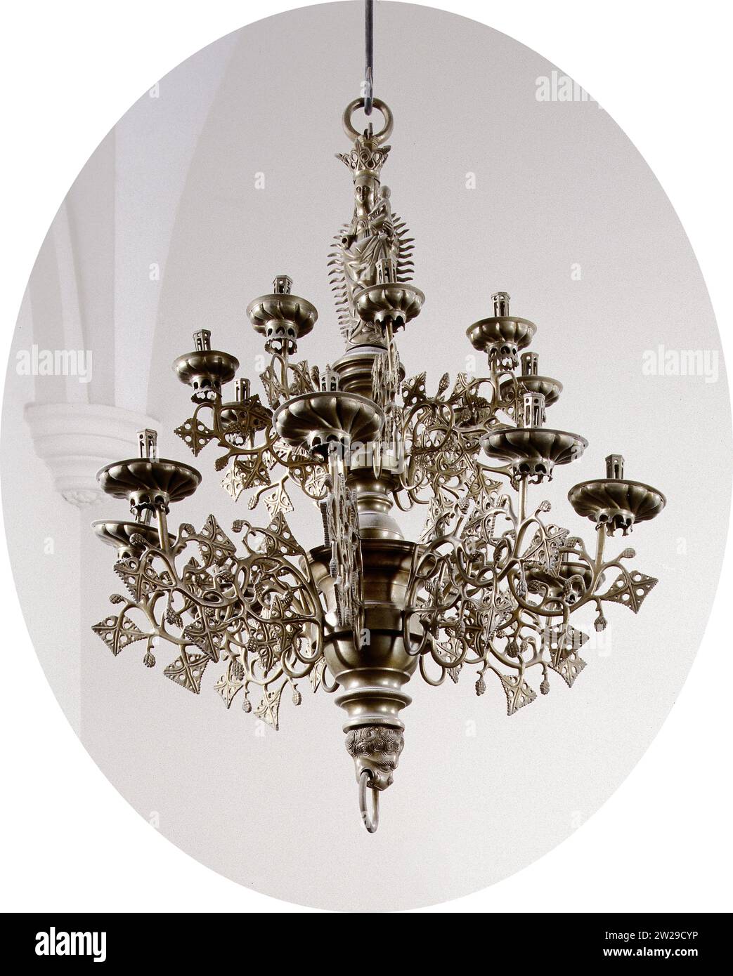 Corona a candela di due altezze con otto braccia e Maria con bambino, Anonimo, c. 1525 - c. 1550 l'oggetto è costituito da un'asta di ferro e da una coppiglia di ferro e dalle seguenti parti in ottone: l'anello appeso, la figura di maria con la corona coronata sulla testa e la mano sinistra rivettata con la Christkind, il tronco, su cui si trova una placca tonda a bulbo nella parte superiore della placca di copertura per la placca di copertura Graased, e alla base di un occhio di ferro con due camme (in modo che l'asta debba essere pugnalata), la testa del leone con l'anello di trazione, il collare, due volte otto braccia con i corrispondenti ricevitori di grasso Foto Stock