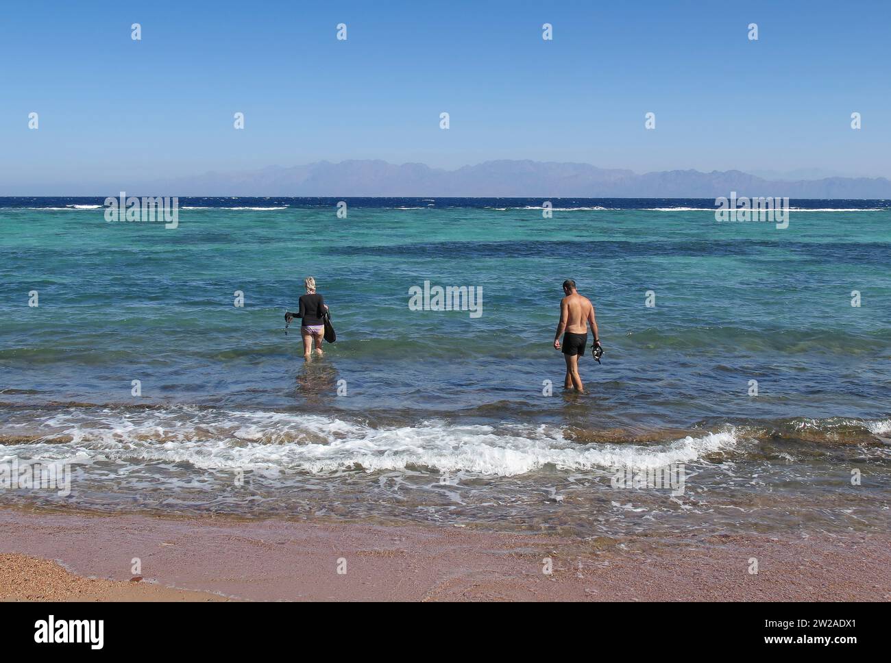Schnorchler, Küste, Strand, al Asalah Beach, Dahab, golf von Akaba, Rotes Meer, Sinai, Ägypten Foto Stock