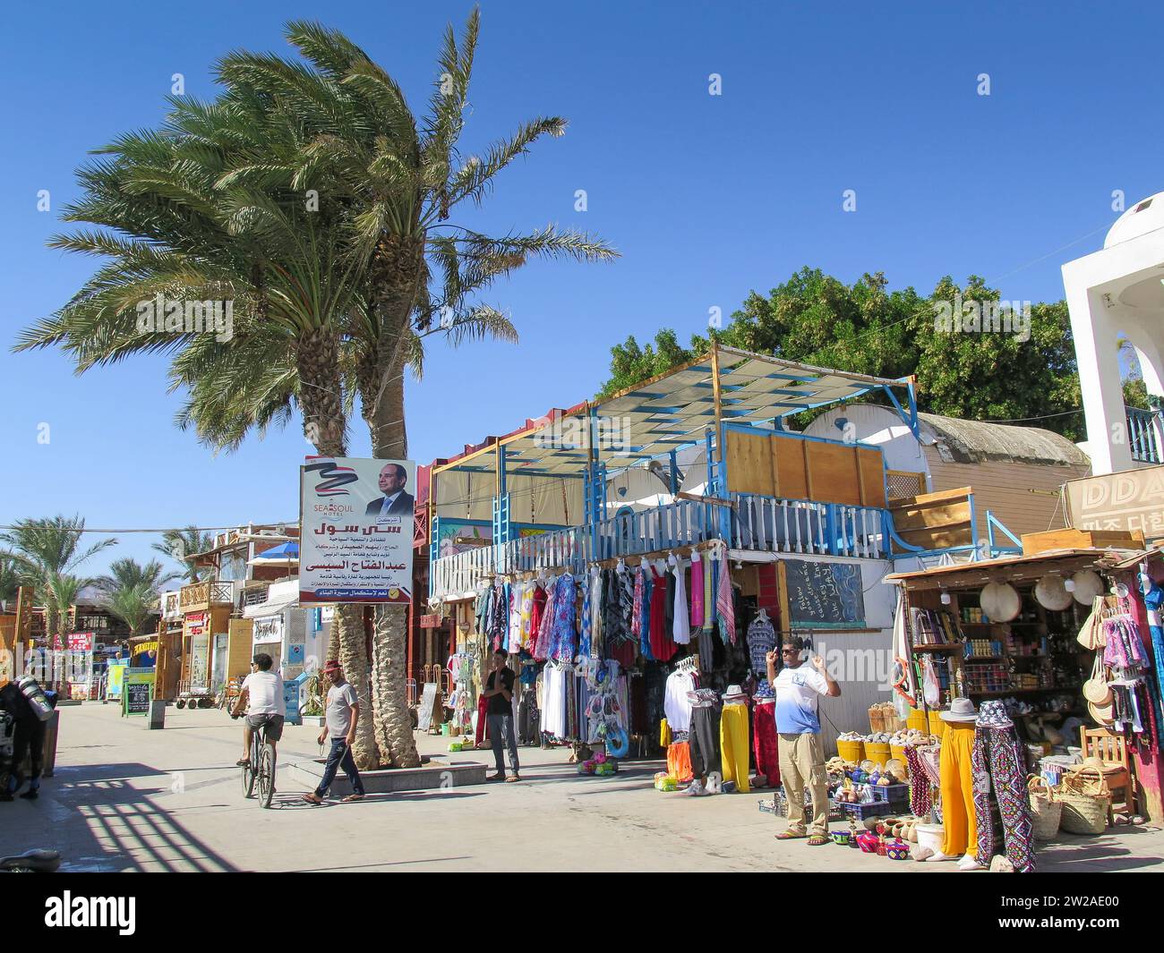 Straßenszene, Touristen, Geschäfte, Fußgängerzone, El Masbat Street, Dahab, Sinai, Ägypten Foto Stock