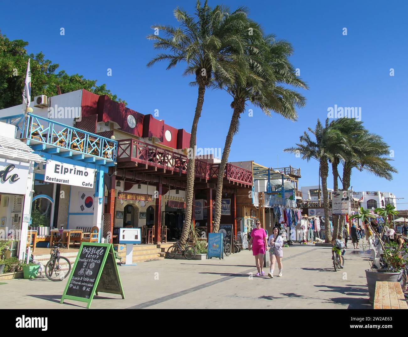 Straßenszene, Touristen, Geschäfte, Fußgängerzone, El Masbat Street, Dahab, Sinai, Ägypten Foto Stock