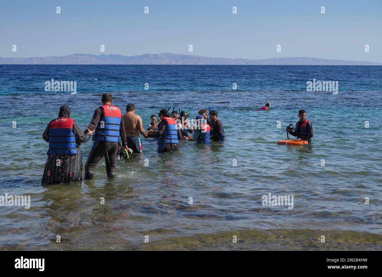 Ägyptische Touristen starten zum Schnorcheln, tre piscine, Dahab, Sinai, Ägypten Foto Stock