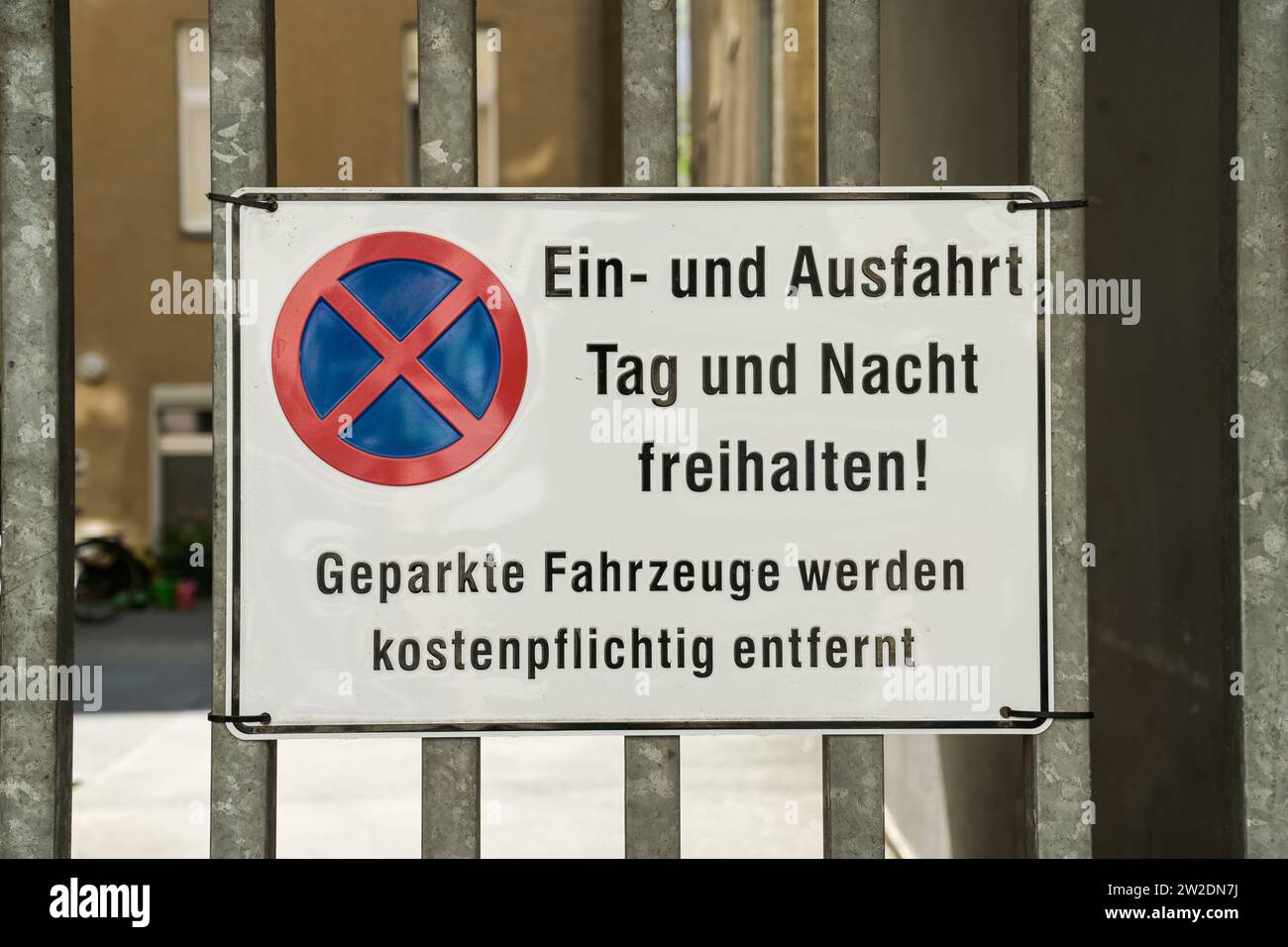 Einfahrt Ausfahrt freihalten, Verbotsschild, Deutschland **** didascalia locale *** , Berlino, Deutschland Foto Stock
