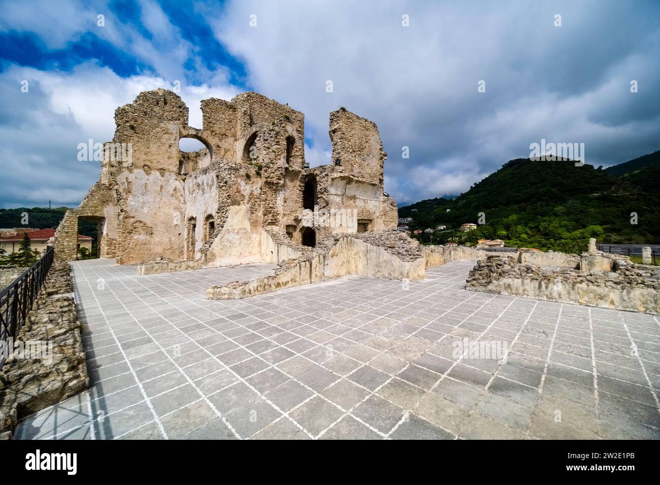 Castello della Valle, rovine del XIII secolo, affacciato sul piccolo paese di Fiumefreddo Bruzio. Foto Stock