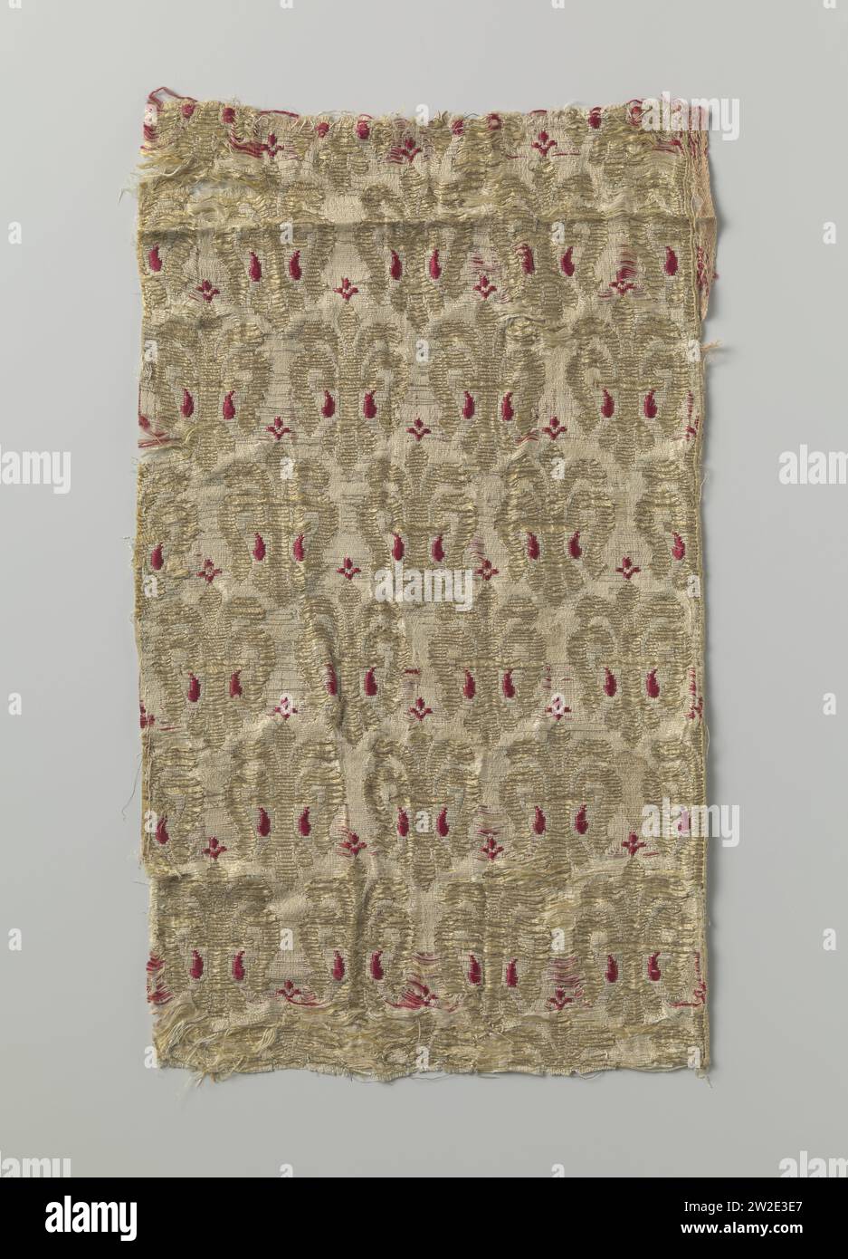 Frammento di tessuto di seta con gigli, anonimo, 1400 - 1499 frammento di tessuto con catena laterale bianca e impatti di giallo, bianco, rosso e con lato dorato. Schema di fiamme rosse alzava gigli dorati su terreno bianco. Italia Ketting an Element: Silk. Filetto in metallo doppia trama frammento di tessuto con catena laterale bianca e impatti di giallo, bianco, rosso e lato dorato. Schema di fiamme rosse alzava gigli dorati su terreno bianco. Italia Ketting an Element: Silk. Doppia trama con filettatura in metallo Foto Stock