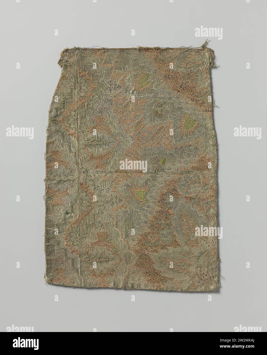 Frammento di brocatel multicolore, anonimo, 1775 - 1800 cinque frammenti di tessuto di seta. Ordito di seta marrone con impatti di filo d'argento e di lato bianco, verde, rosa e rosso-marrone. Il disegno è costituito da grandi medaglioni a forma di diamante in cui foglie e motivi di frutta. Nota: Lati propri; unire piccoli frammenti; twill, raso, larghezza 1 cm. Seta di diversi tipi e colori. seta. lino (materiale). Broccia con filetto metallico cinque frammenti di tessuto di seta. Ordito di seta marrone con impatti di filo d'argento e di lato bianco, verde, rosa e rosso-marrone. Il disegno è costituito da grandi medaglioni a forma di diamante in W. Foto Stock