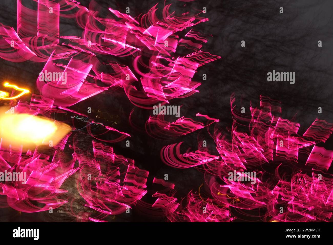 Fascio di luce astratto derivante dalla lunga esposizione delle luci di Natale. Percorsi luminosi che mostrano il movimento intenzionale della fotocamera. Foto Stock