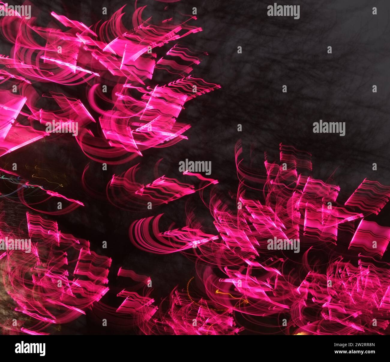 Fascio di luce astratto derivante dalla lunga esposizione delle luci di Natale. Percorsi luminosi che mostrano il movimento intenzionale della fotocamera. Foto Stock