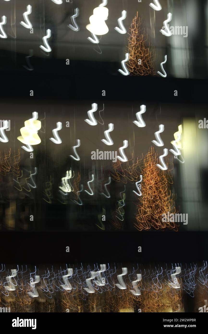 Fascio di luce astratto derivante dalla lunga esposizione delle luci di Natale. Percorsi luminosi che mostrano il movimento intenzionale della fotocamera Foto Stock
