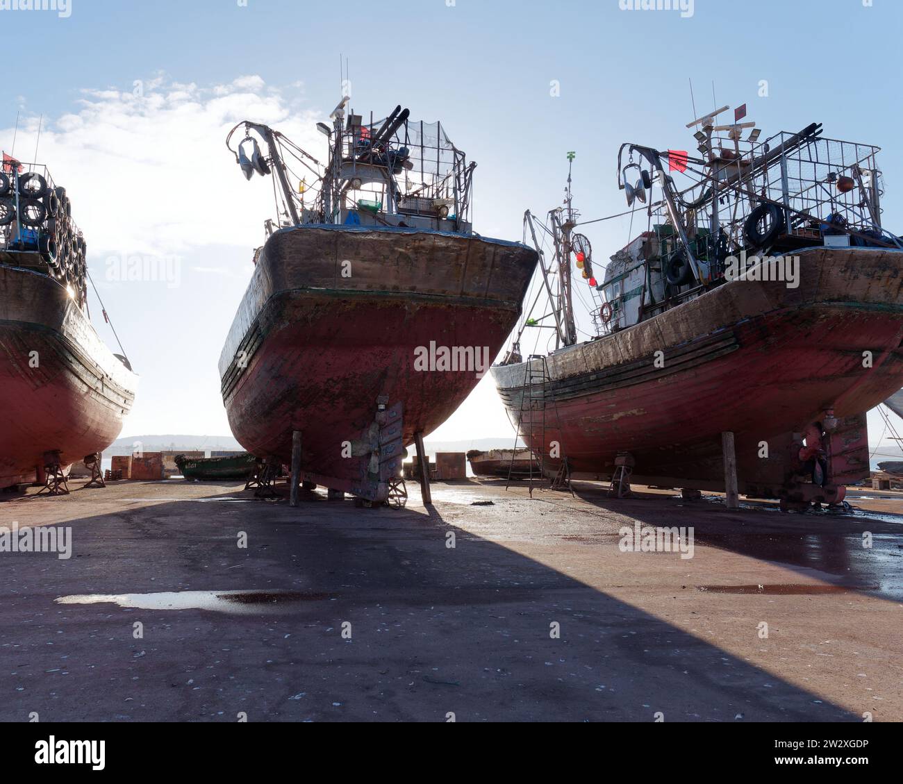 Grandi navi in un bacino di carenaggio probabilmente per manutenzione a Essaouira, la "città ventosa", Marocco. 21 dicembre 2023 Foto Stock