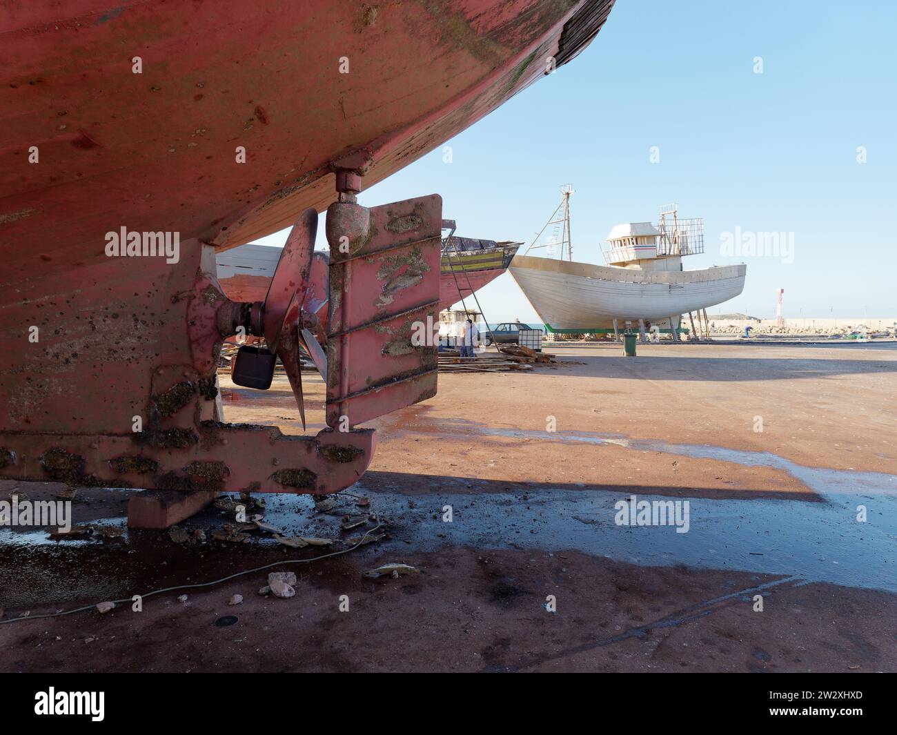 Grande nave che mostra propellar in un bacino di carenaggio probabilmente per manutenzione a Essaouira, la "città ventosa", Marocco. 21 dicembre 2023 Foto Stock